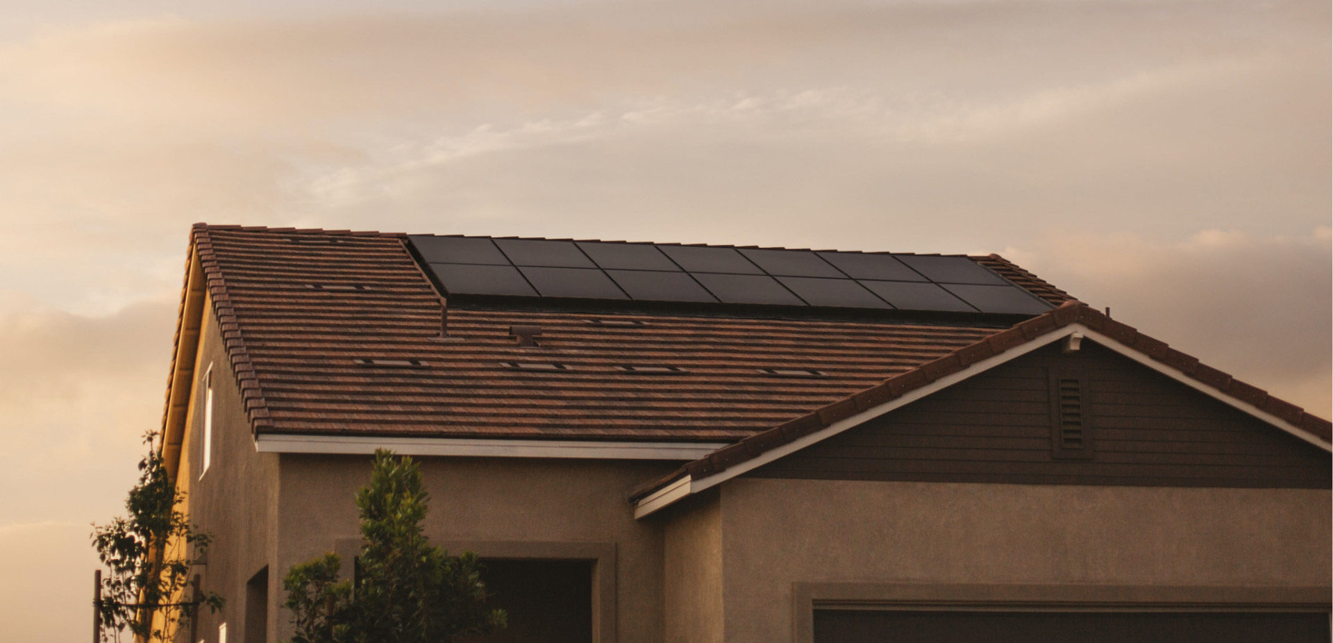 panneaux solaires sur le toit d'une maison 