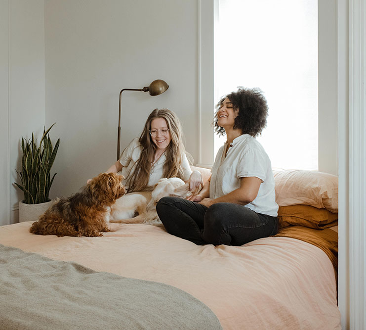 Un couple heureux dans une maison chauffée par une PAC Air/Air