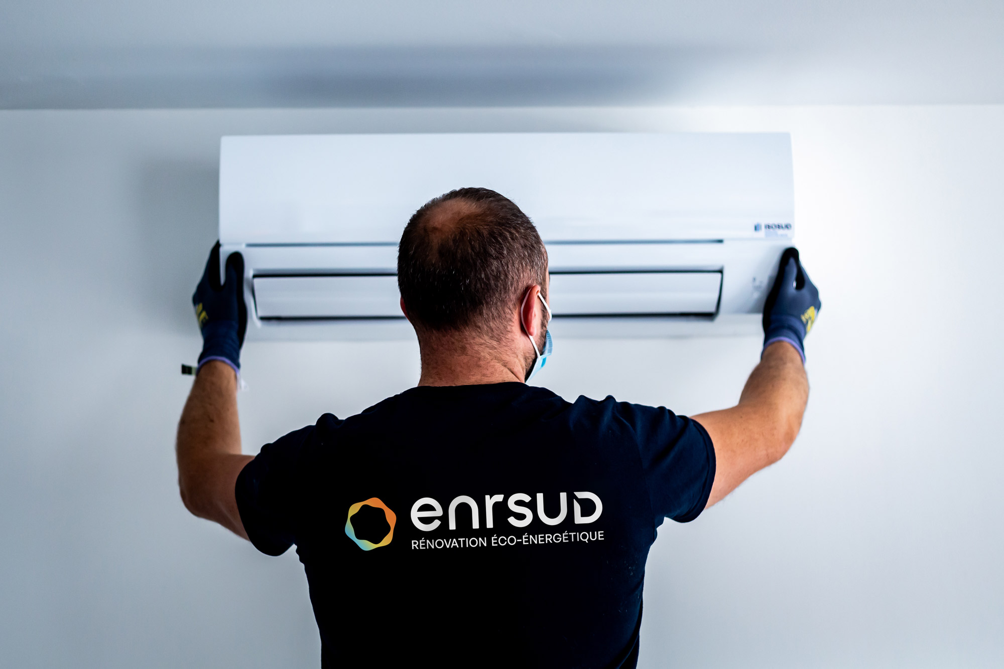 professionnel enrsud dans son camion d'entreprise de dos